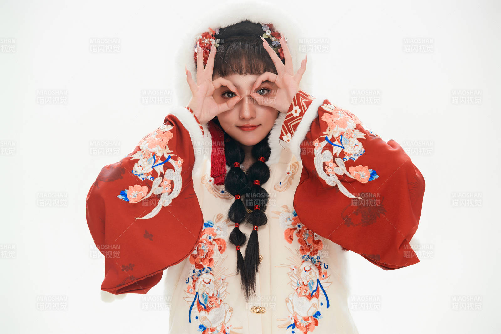 白色背景下身穿喜庆中式汉服的可爱少女图片