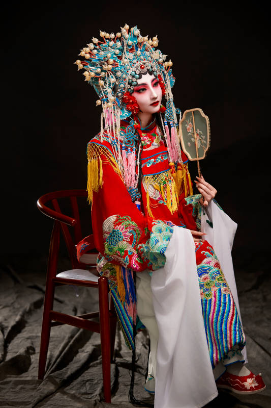 装扮国粹京剧贵妃醉酒角色形象的中国少女图片