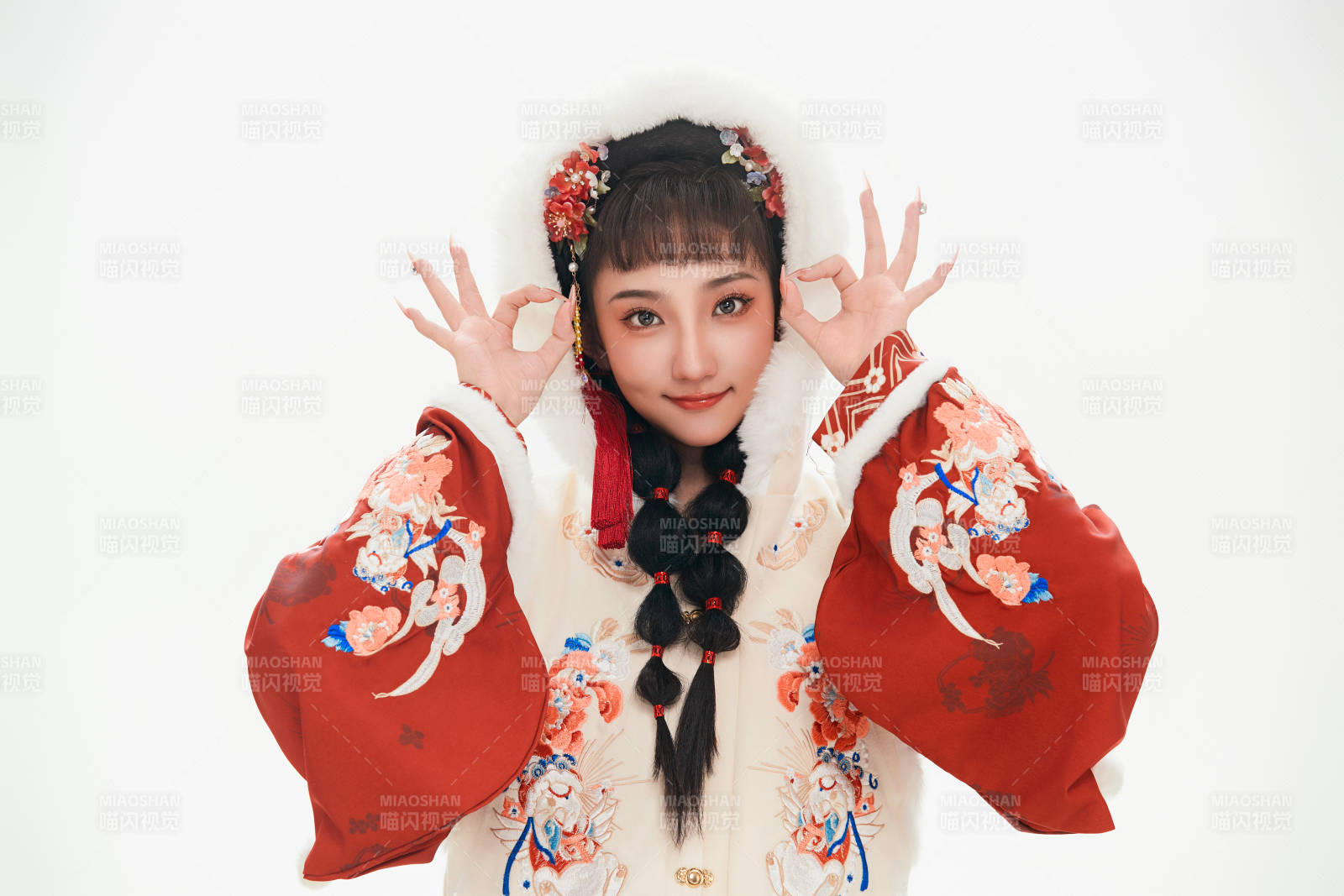 白色背景下身穿喜庆中式汉服的可爱少女图片