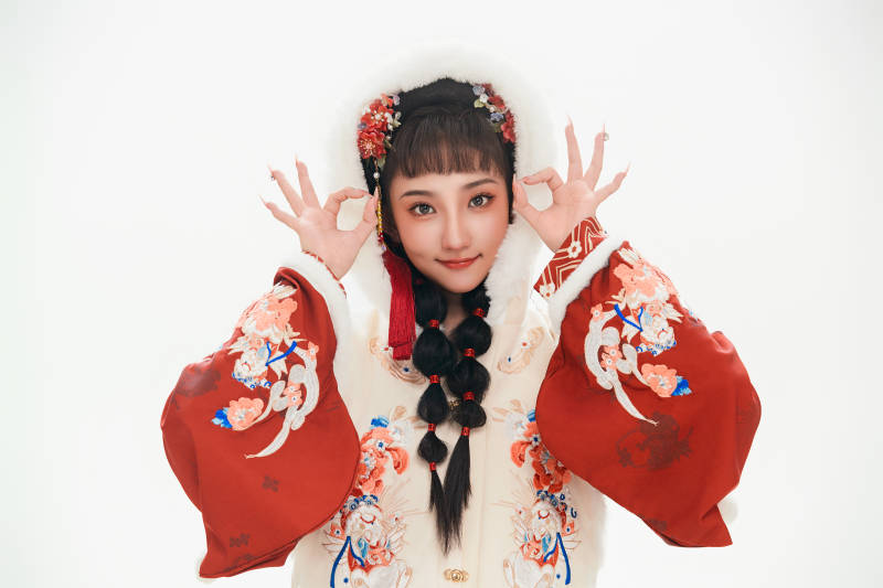 白色背景下身穿喜庆中式汉服的可爱少女图片