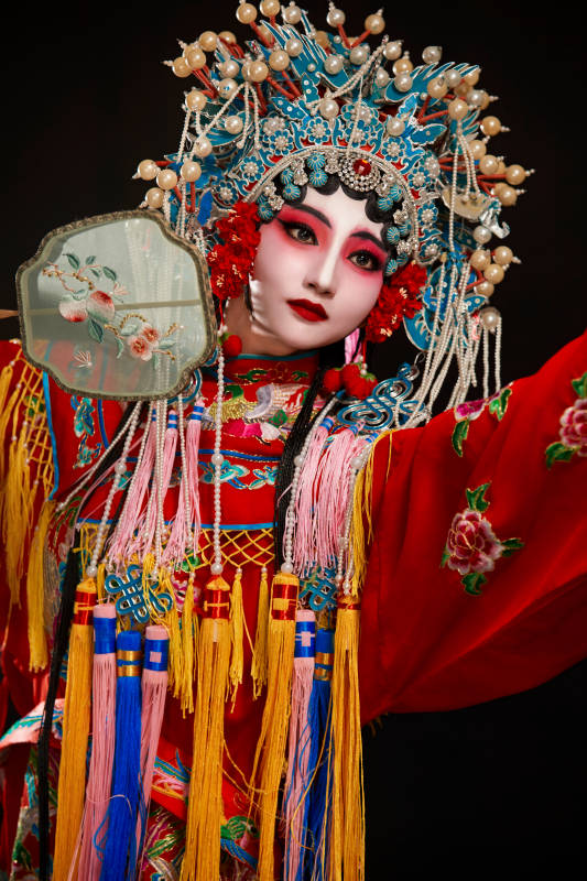 装扮国粹京剧贵妃醉酒角色形象的中国少女图片