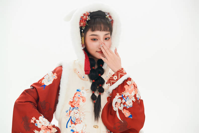 白色背景下身穿喜庆中式汉服的可爱少女图片