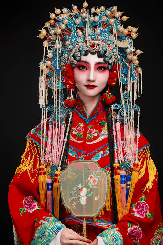 装扮国粹京剧贵妃醉酒角色形象的中国少女图片