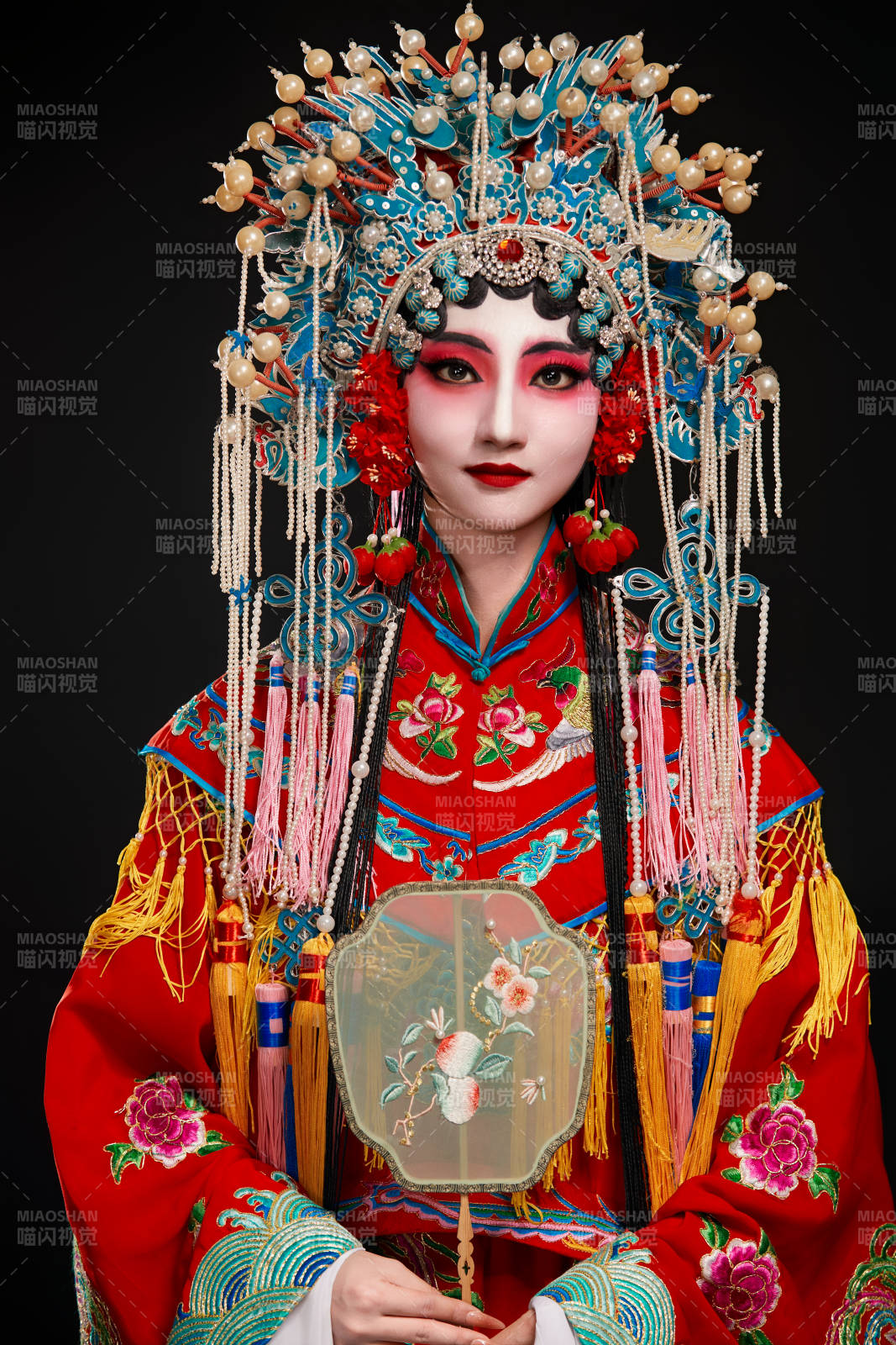 装扮国粹京剧贵妃醉酒角色形象的中国少女图片