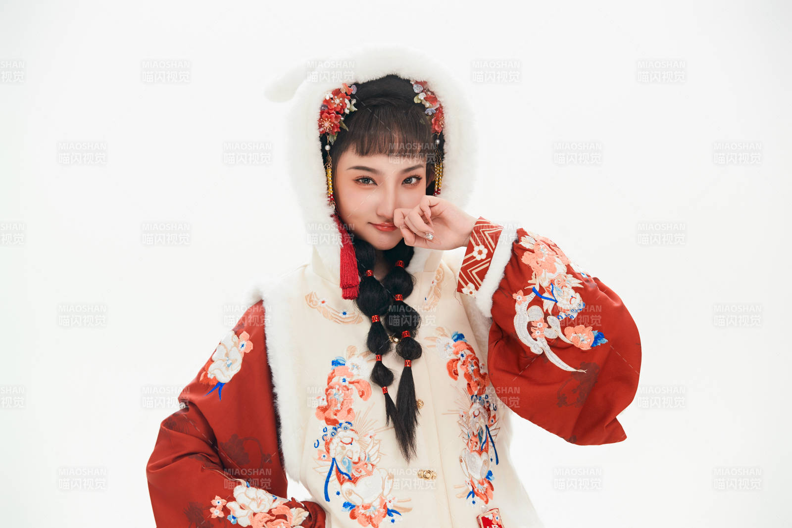 白色背景下身穿喜庆中式汉服的可爱少女图片