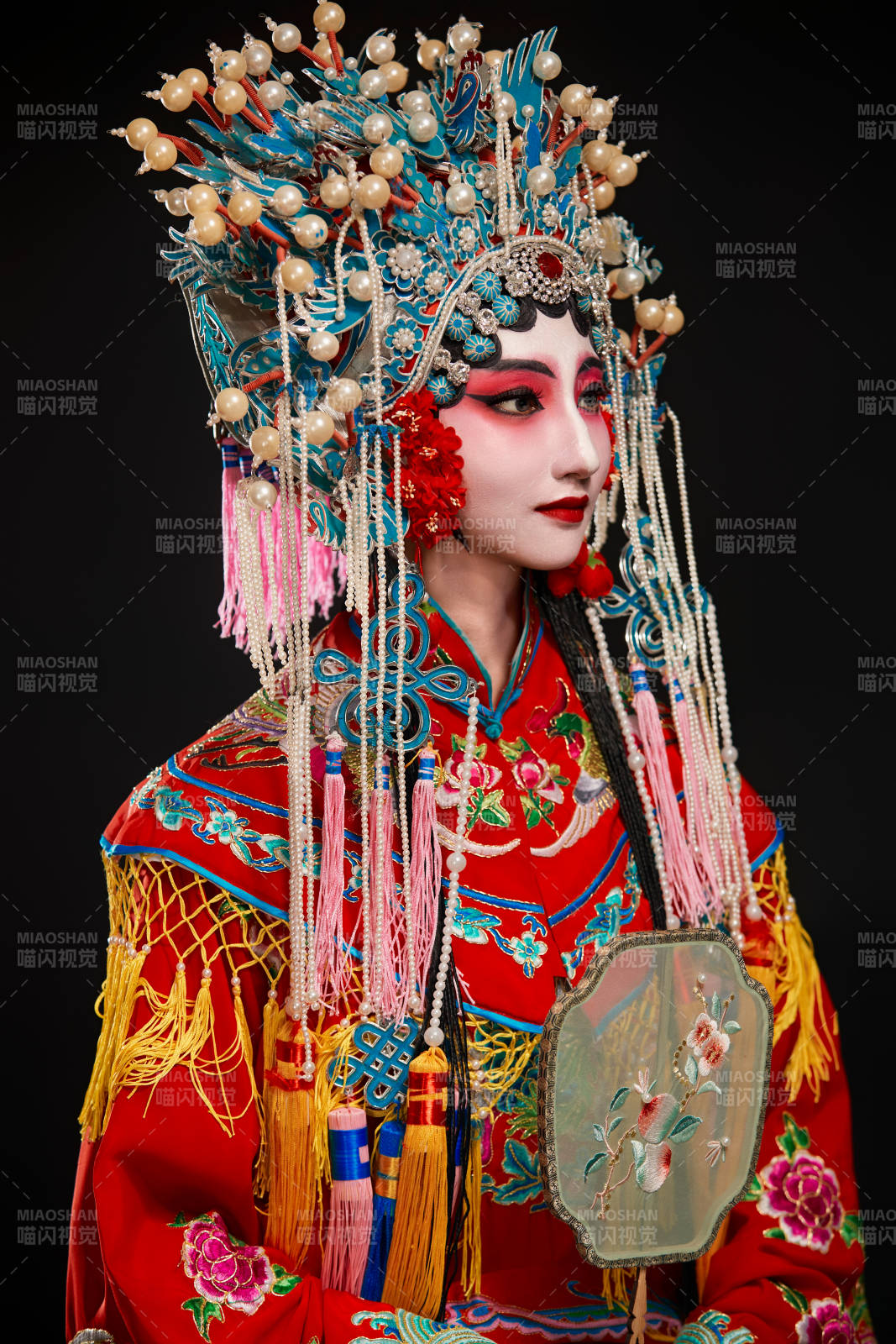 装扮国粹京剧贵妃醉酒角色形象的中国少女图片