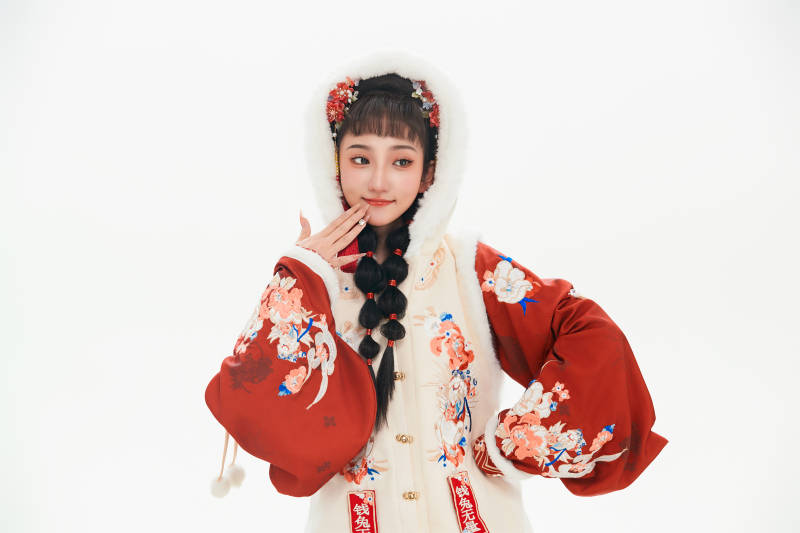 白色背景下身穿喜庆中式汉服的可爱少女图片