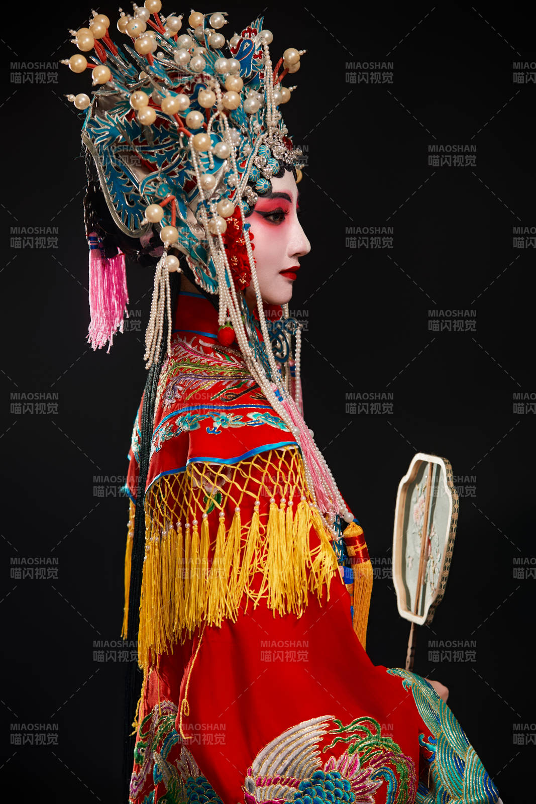 装扮国粹京剧贵妃醉酒角色形象的中国少女图片