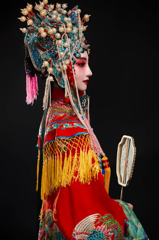 装扮国粹京剧贵妃醉酒角色形象的中国少女图片