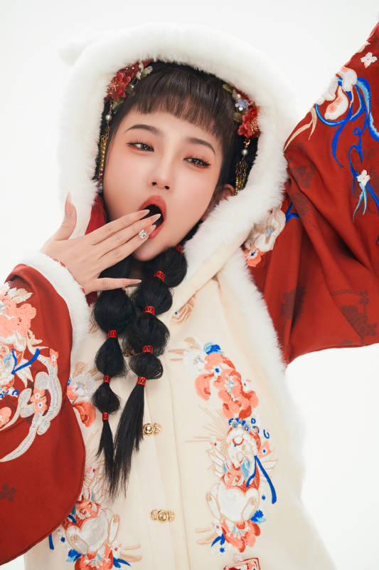 白色背景下身穿喜庆中式汉服的可爱少女图片