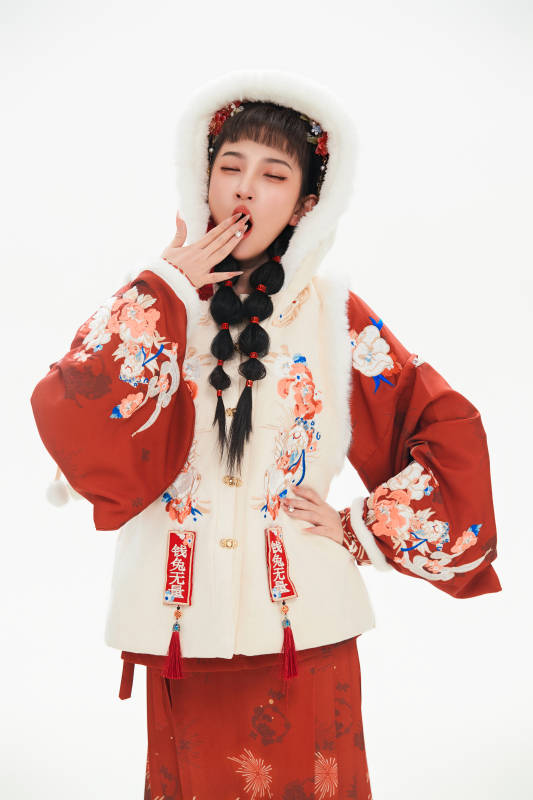 白色背景下身穿喜庆中式汉服的可爱少女图片