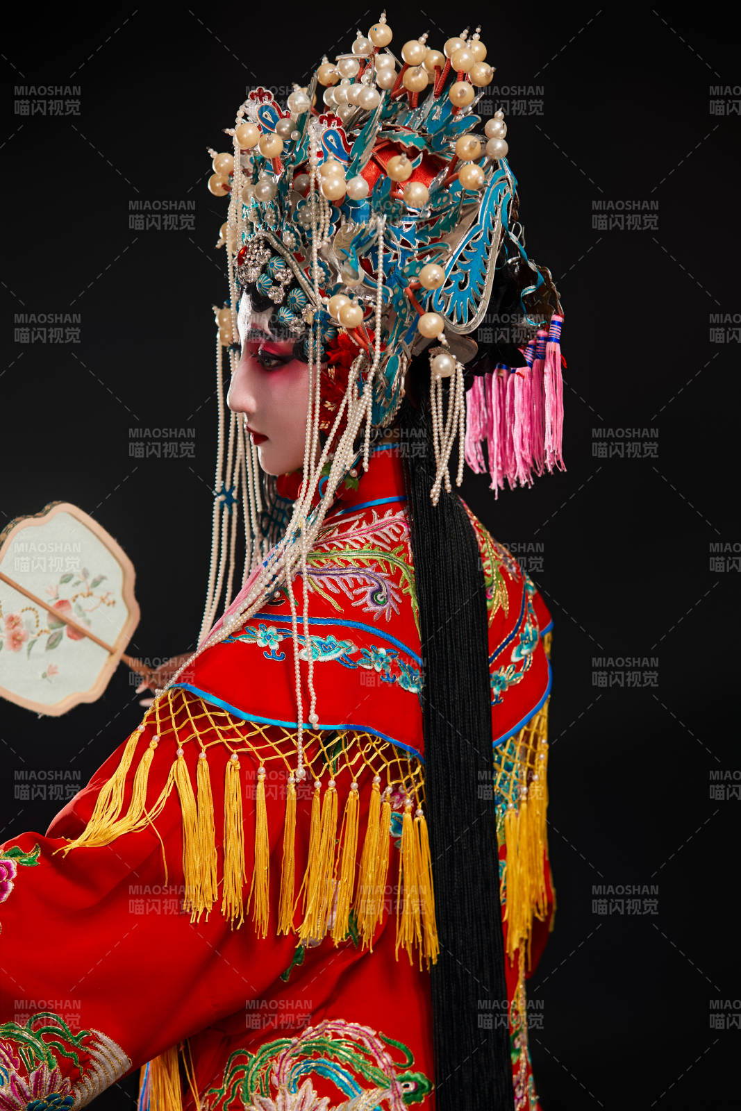 装扮国粹京剧贵妃醉酒角色形象的中国少女图片