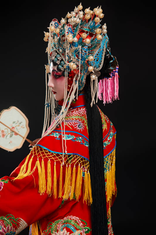 装扮国粹京剧贵妃醉酒角色形象的中国少女图片