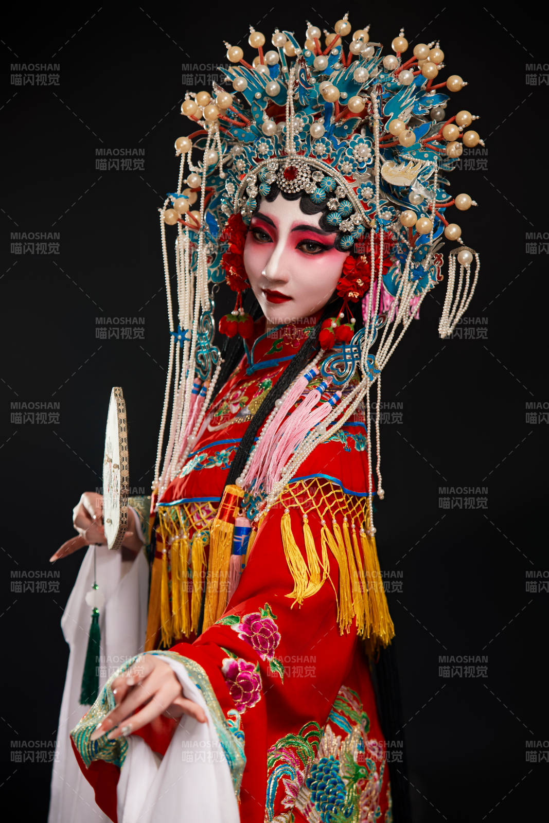 装扮国粹京剧贵妃醉酒角色形象的中国少女图片