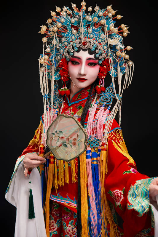 装扮国粹京剧贵妃醉酒角色形象的中国少女图片