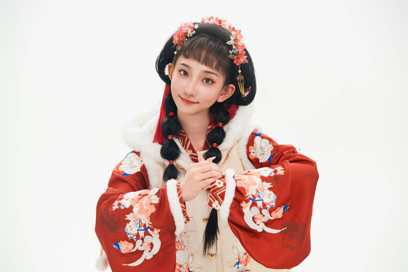 白色背景下身穿喜庆中式汉服的可爱少女图片