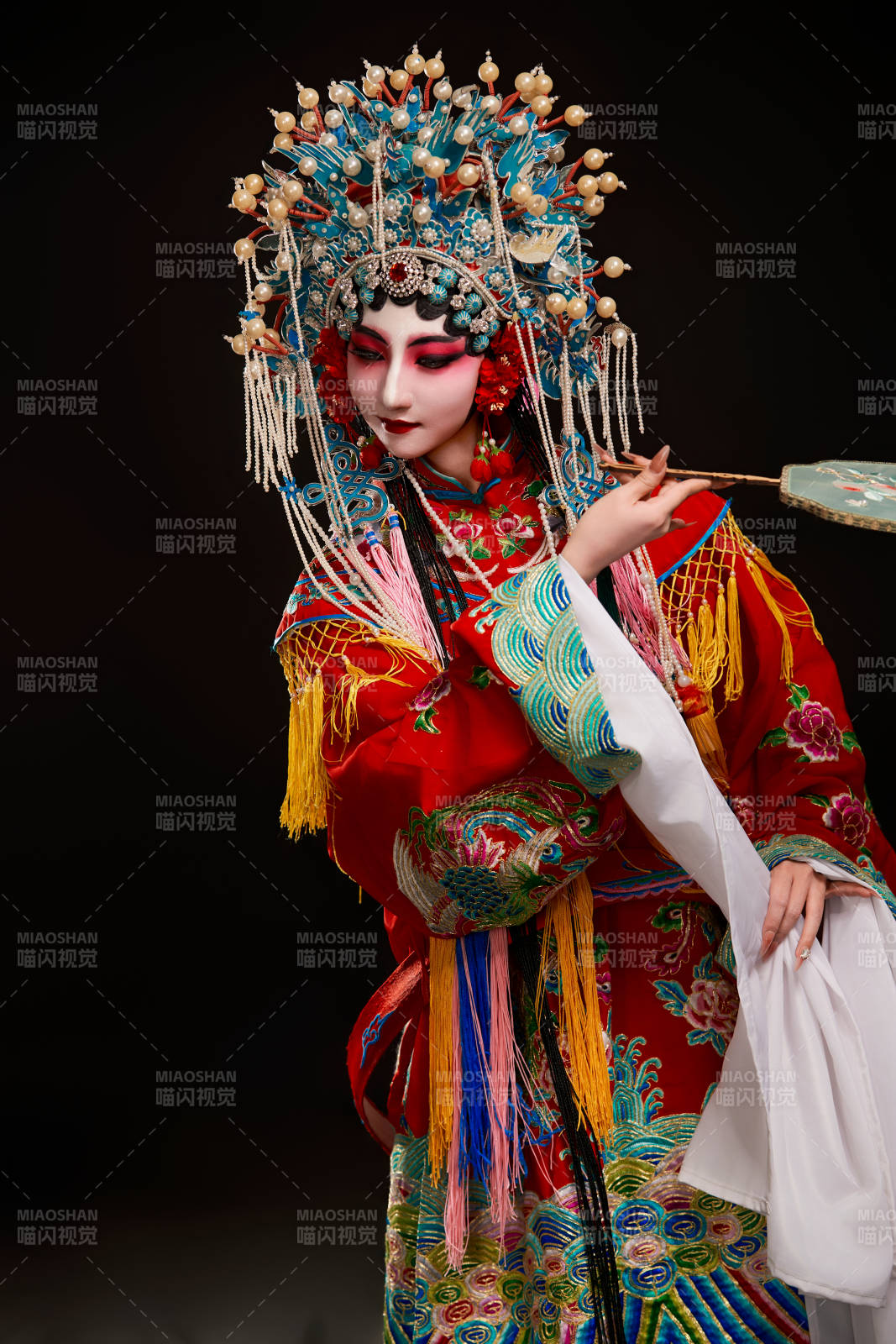 装扮国粹京剧贵妃醉酒角色形象的中国少女图片