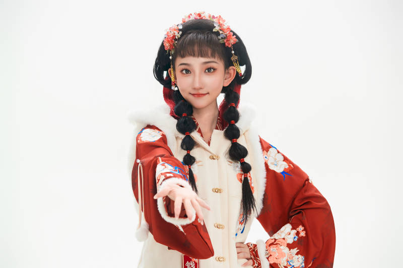 白色背景下身穿喜庆中式汉服的可爱少女图片