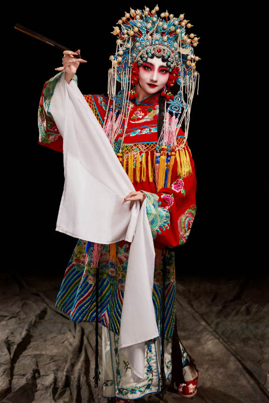 装扮国粹京剧贵妃醉酒角色形象的中国少女图片