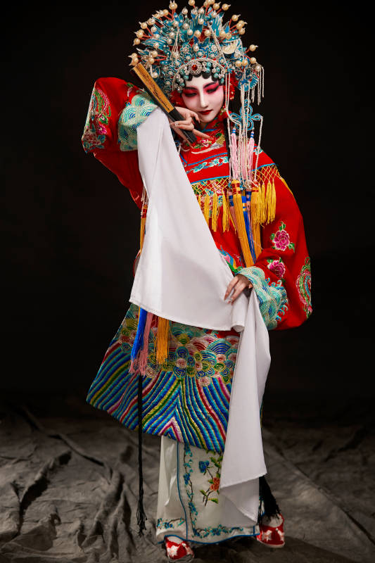 装扮国粹京剧贵妃醉酒角色形象的中国少女图片