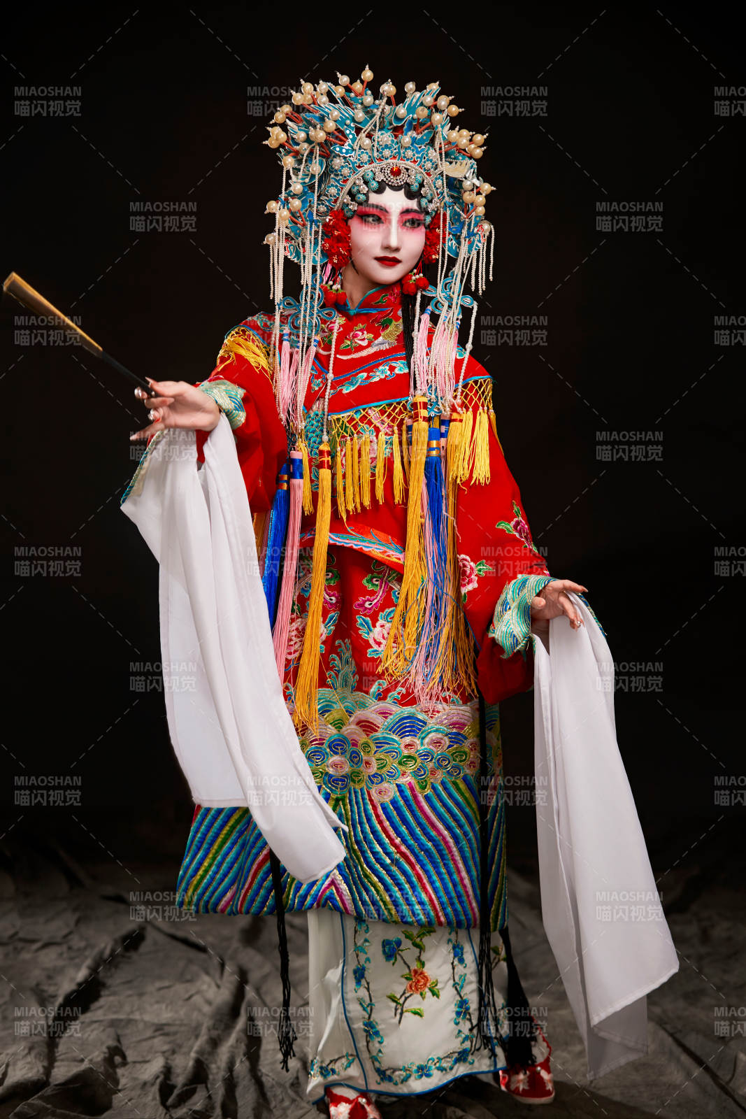 装扮国粹京剧贵妃醉酒角色形象的中国少女图片