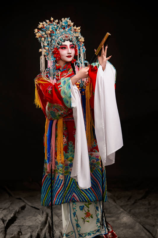 装扮国粹京剧贵妃醉酒角色形象的中国少女图片