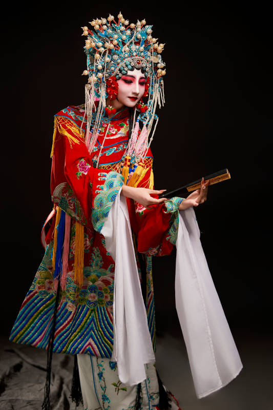 装扮国粹京剧贵妃醉酒角色形象的中国少女图片