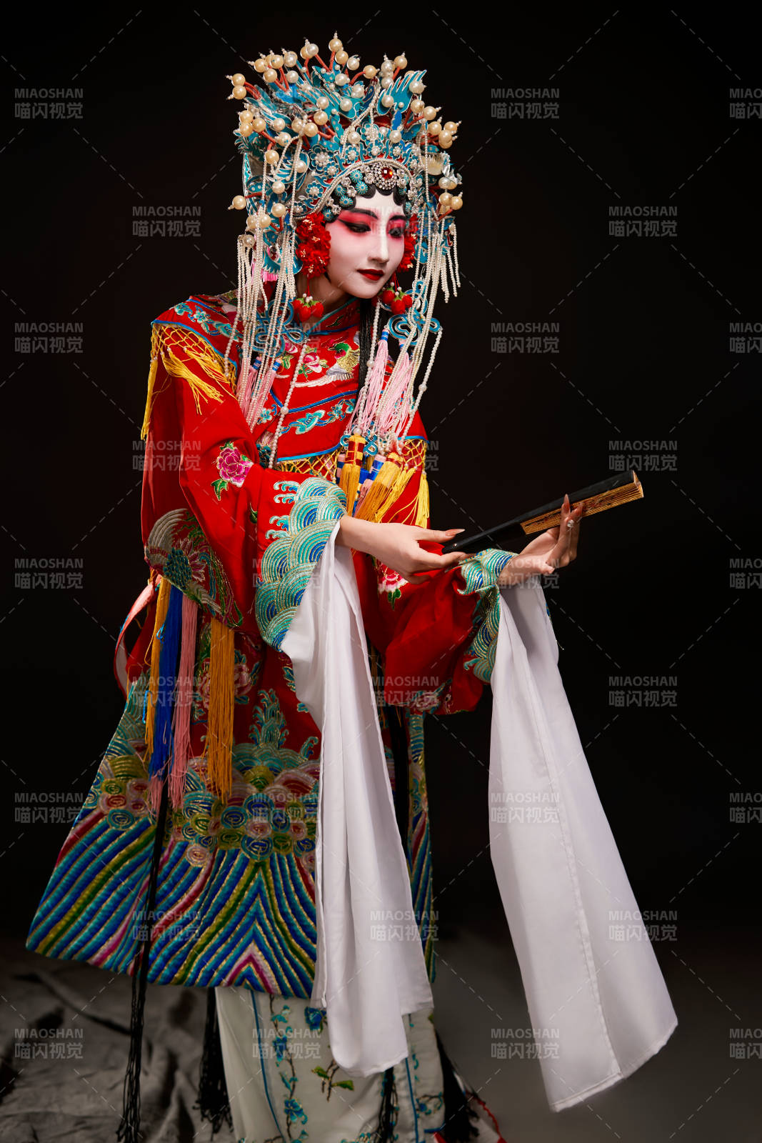 装扮国粹京剧贵妃醉酒角色形象的中国少女图片