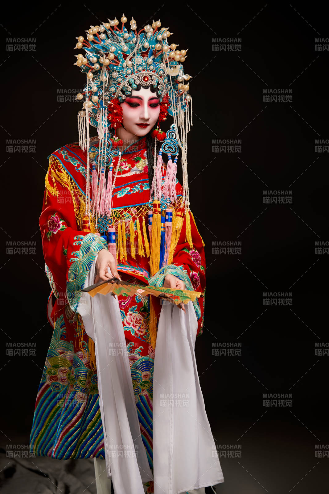 装扮国粹京剧贵妃醉酒角色形象的中国少女图片