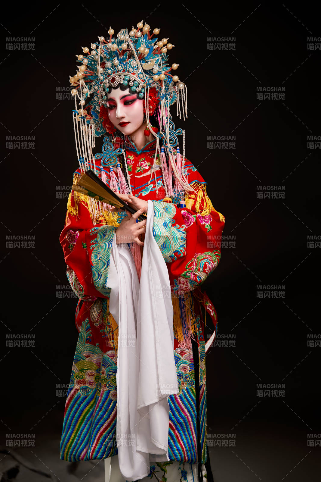 装扮国粹京剧贵妃醉酒角色形象的中国少女图片