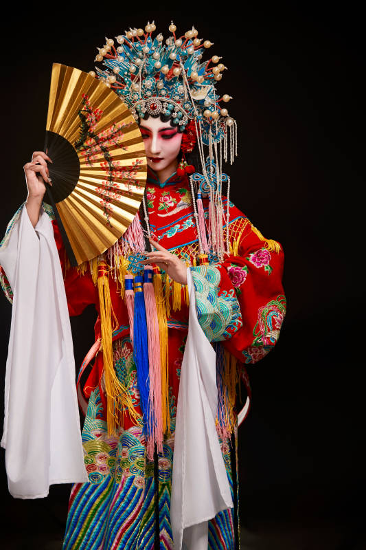 装扮国粹京剧贵妃醉酒角色形象的中国少女图片