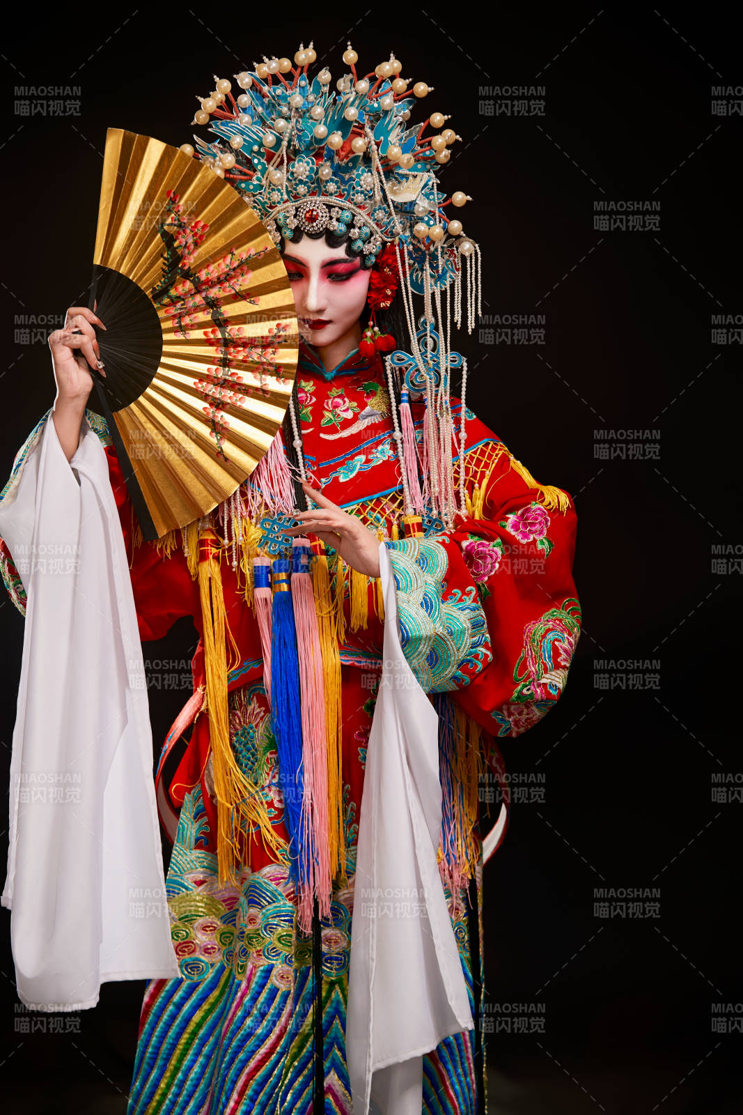 装扮国粹京剧贵妃醉酒角色形象的中国少女图片