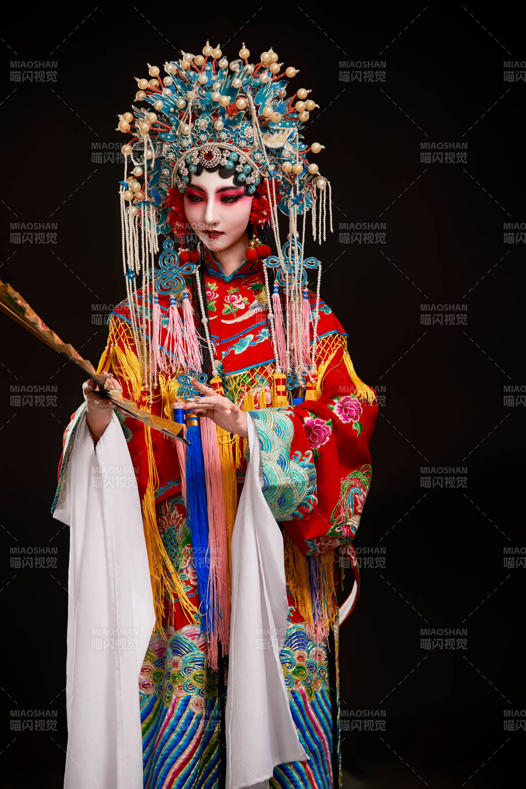 装扮国粹京剧贵妃醉酒角色形象的中国少女图片