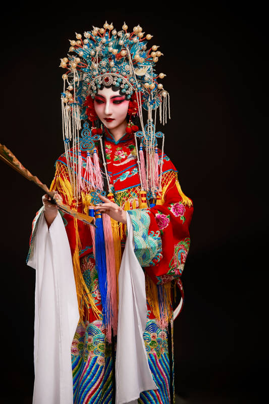 装扮国粹京剧贵妃醉酒角色形象的中国少女图片