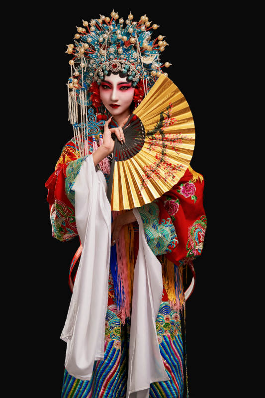 装扮国粹京剧贵妃醉酒角色形象的中国少女图片