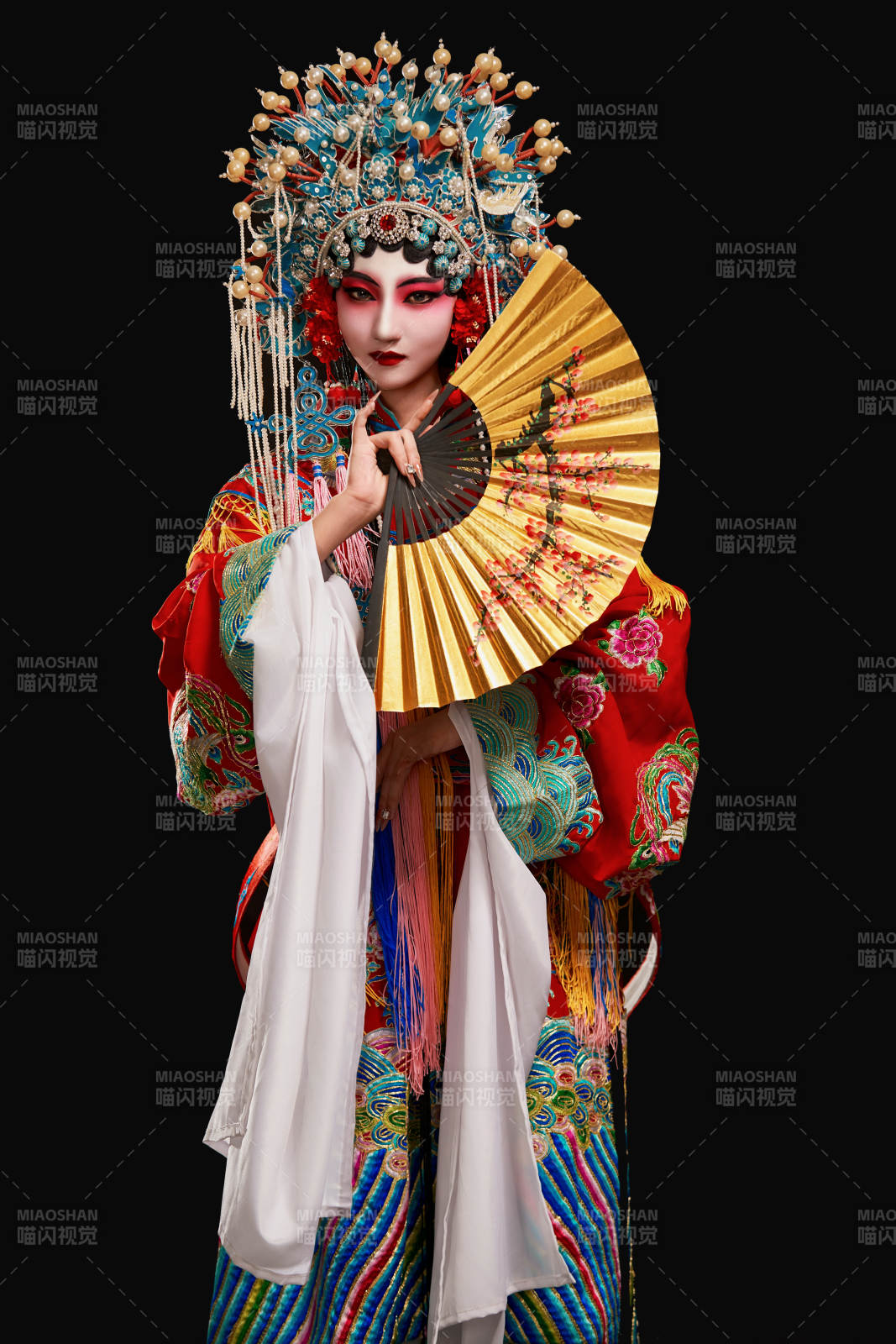 装扮国粹京剧贵妃醉酒角色形象的中国少女图片