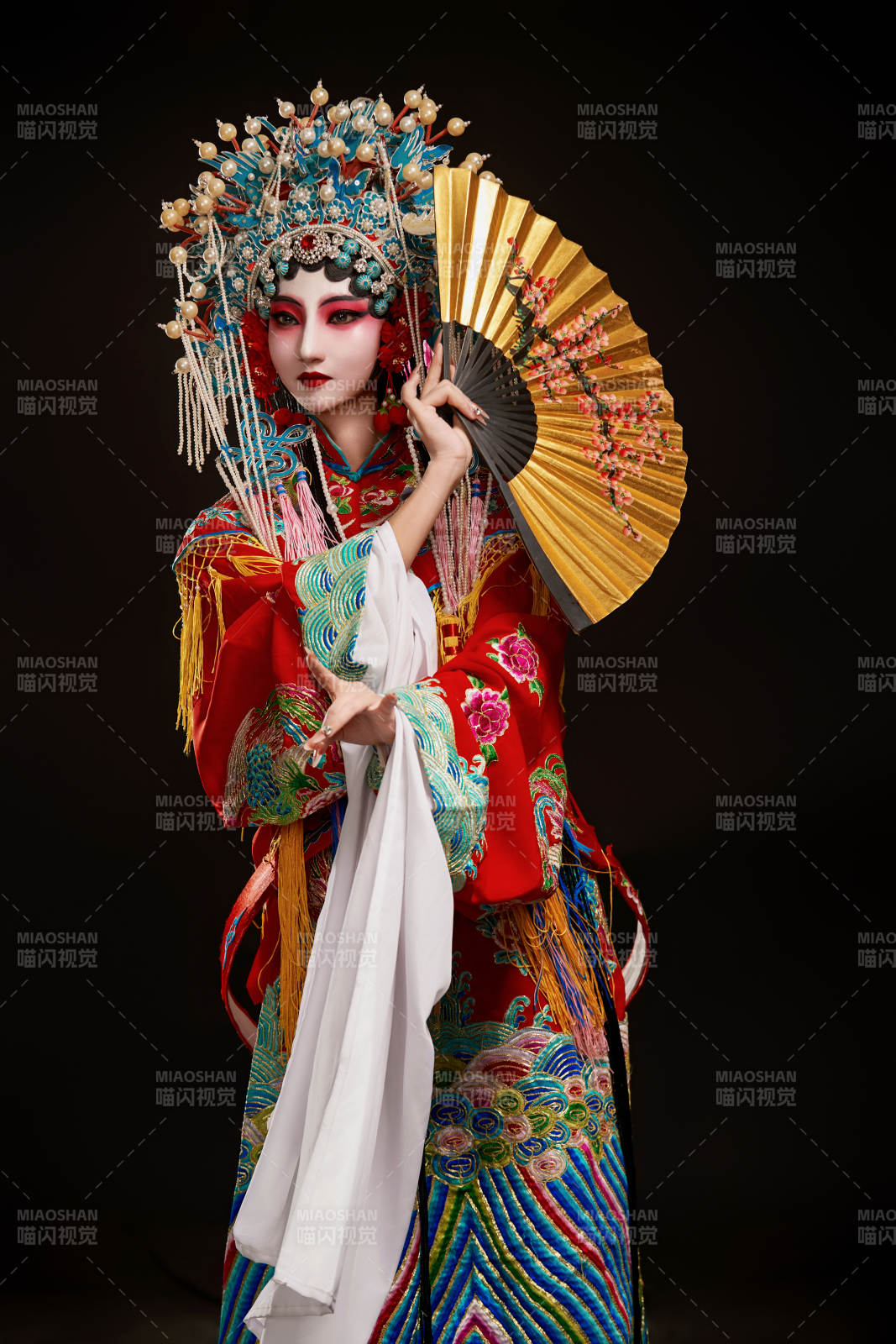 装扮国粹京剧贵妃醉酒角色形象的中国少女图片