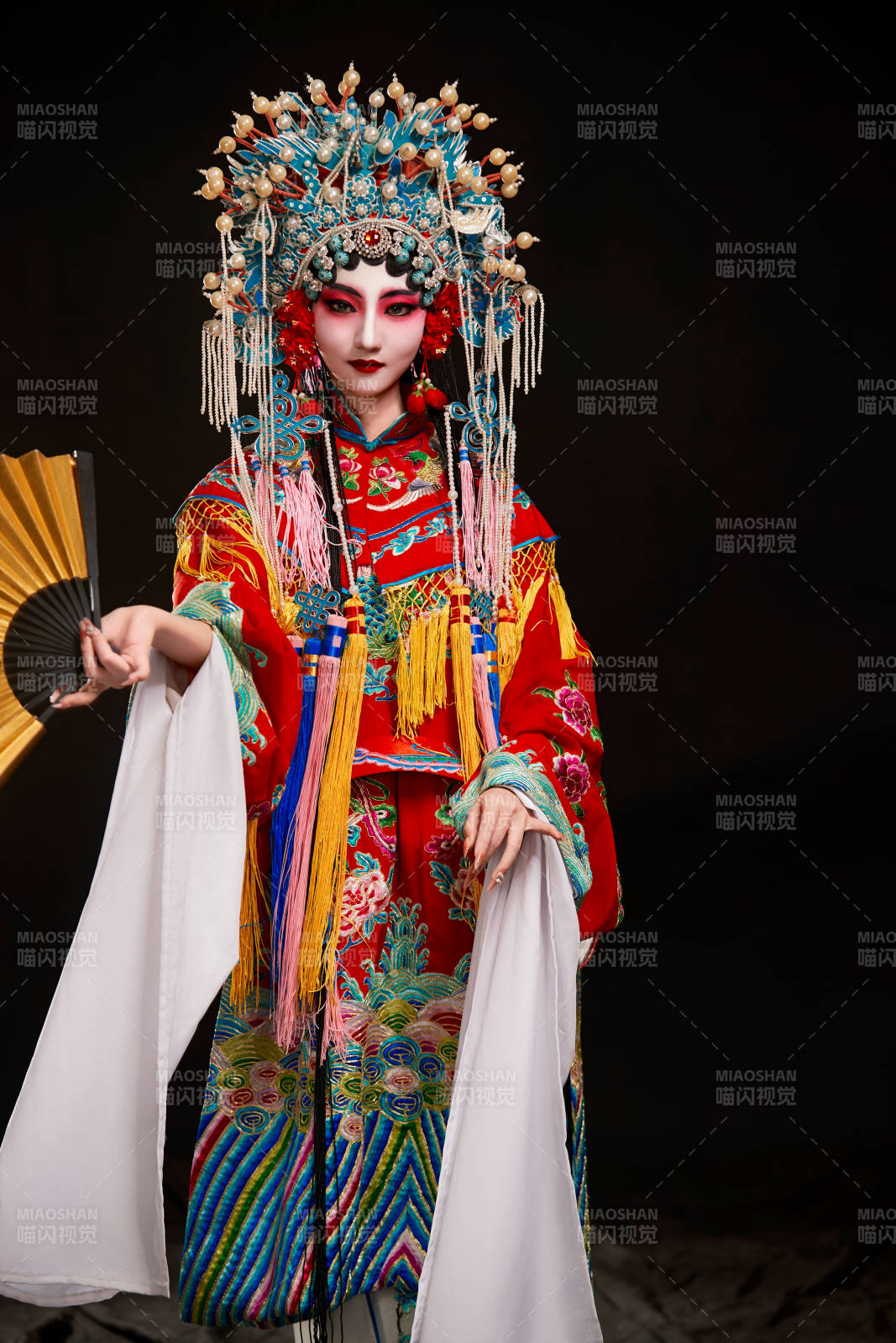 装扮国粹京剧贵妃醉酒角色形象的中国少女图片