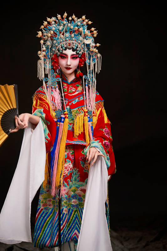 装扮国粹京剧贵妃醉酒角色形象的中国少女图片