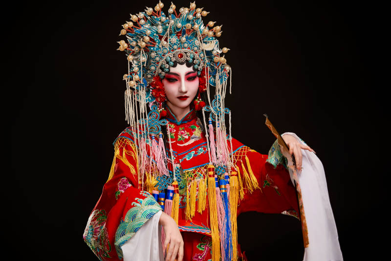 装扮国粹京剧贵妃醉酒角色形象的中国少女图片