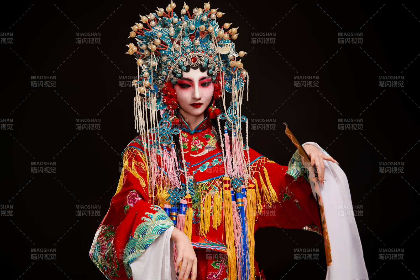 装扮国粹京剧贵妃醉酒角色形象的中国少女图片