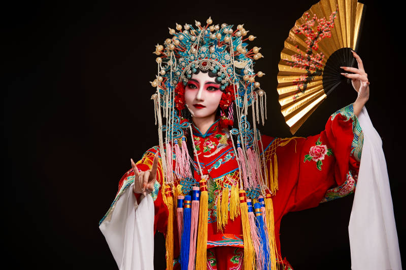 装扮国粹京剧贵妃醉酒角色形象的中国少女图片