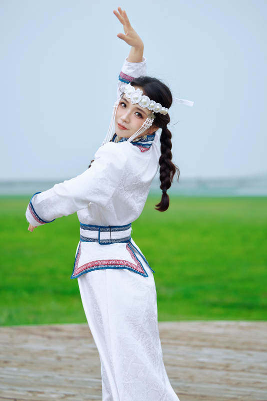 穿着蒙古族不里亚特传统服饰的亚洲美女图片