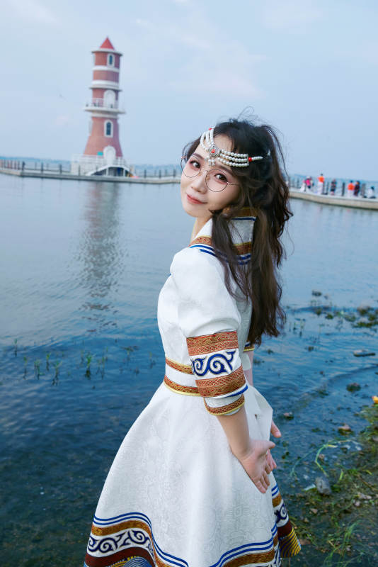 穿着蒙古族不里亚特传统服饰的亚洲美女图片