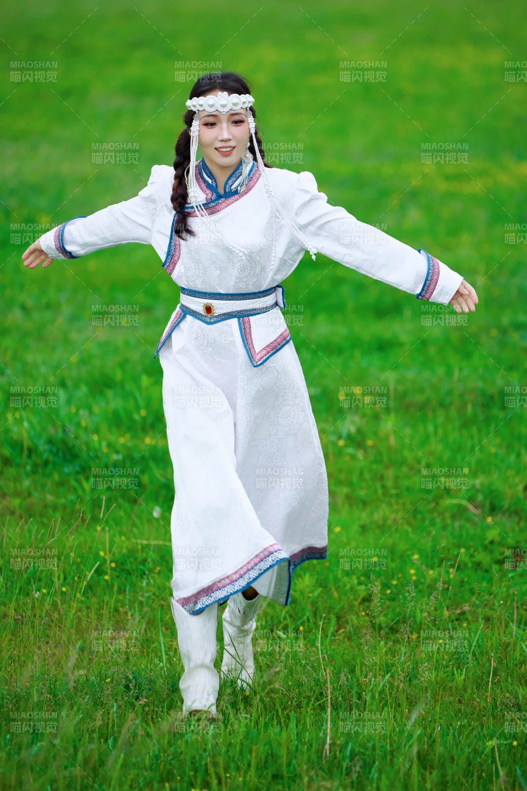 穿着蒙古族不里亚特传统服饰的亚洲美女图片