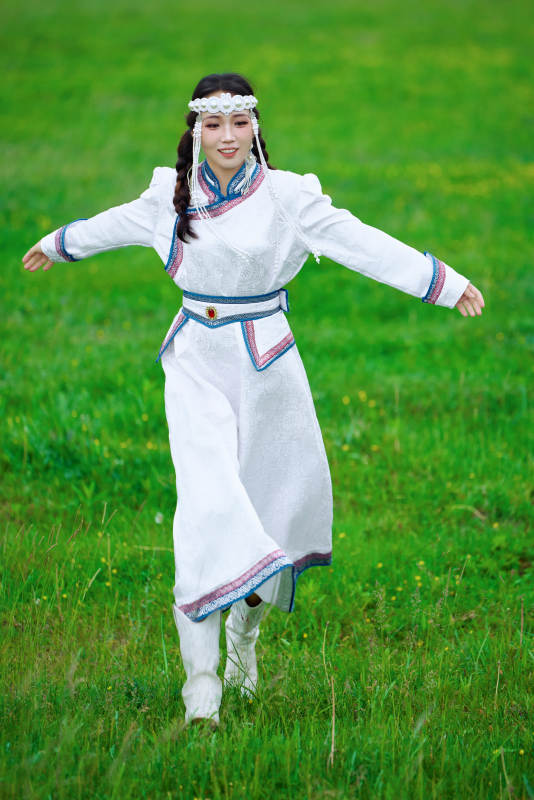 穿着蒙古族不里亚特传统服饰的亚洲美女图片