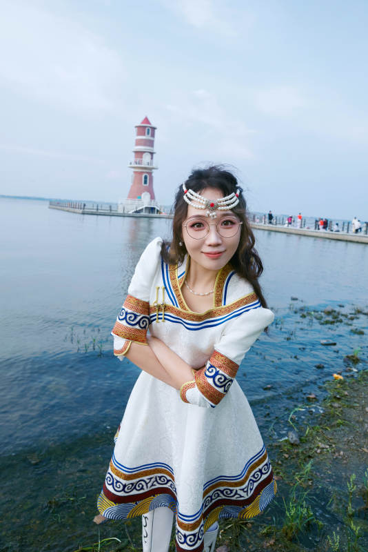 穿着蒙古族不里亚特传统服饰的亚洲美女图片