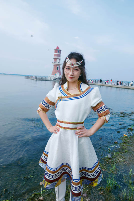 穿着蒙古族不里亚特传统服饰的亚洲美女图片