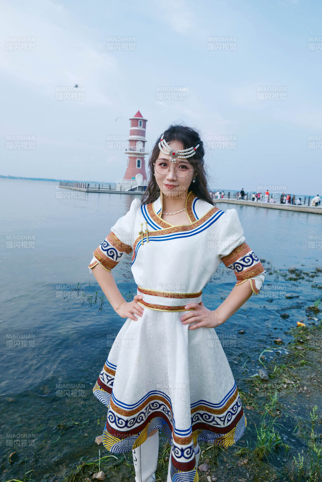 穿着蒙古族不里亚特传统服饰的亚洲美女图片