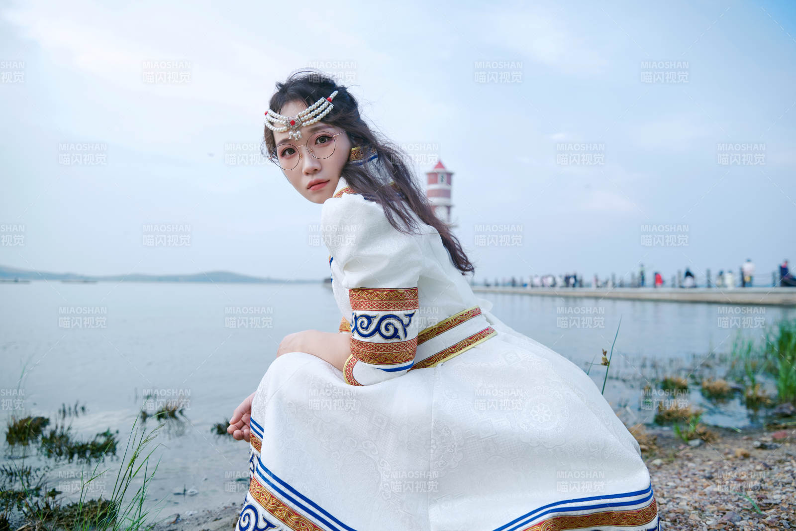 穿着蒙古族不里亚特传统服饰的亚洲美女图片